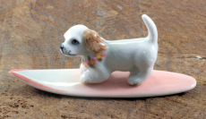 Hund auf dem Surfbrett, Porzellanminiatur, Miniatur