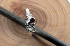 Granat und Silber, Ring