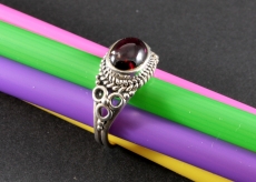 Granat und Silber, ein Ring aus Nepal