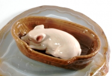 Schwein im Korb, Porzellanminiatur