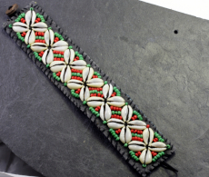 Armband, Muscheln und Perlen