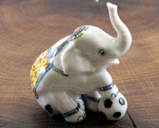 Elefant spielt Fussball, Porzellanminiatur