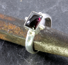 Granat und Silber, Ring