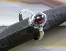 Granat und Silber, Ring