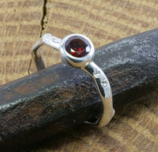 Granat und Silber, Ring
