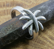 Feiner zackiger Silberring