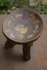 Afrikanischer Hocker mit detaillierten Intarsien von dem Kamba-Volk in Kenia.