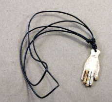 Hand am Lederband, Kette
