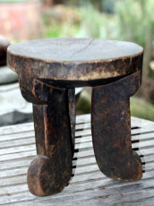 Afrikanischer Hocker von dem Kamba-Volk in Kenia.