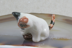 Katze mit Ball, Porzellanminiatur