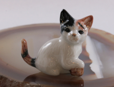 Katze mit Ball, Porzellanminiatur