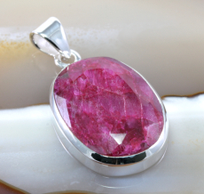 Rubin und Silber, Anhänger