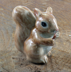 Eichhörnchen mit Nuss, Porzellanminiatur