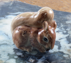 Eichhörnchen mit Nuss, Porzellanminiatur