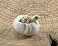 Schildkröte im Ei,Porzellanminiatur