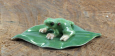 Frosch auf dem Blatt, Porzellanminiatur