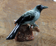 Rabe auf dem Baumstumpf, Porzellanminiatur