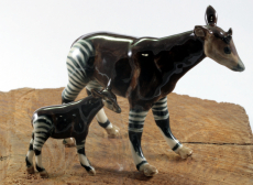 Okapi, Mutter mit Kind, Porzellanminiaturen