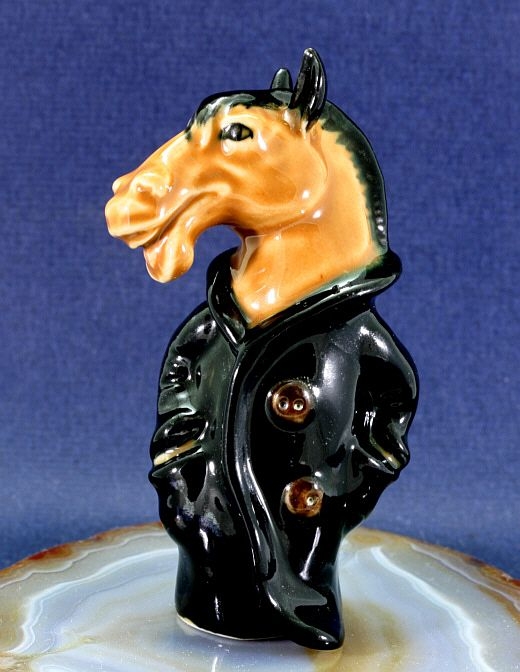 Pferd im Mantel, Porzellanminiatur