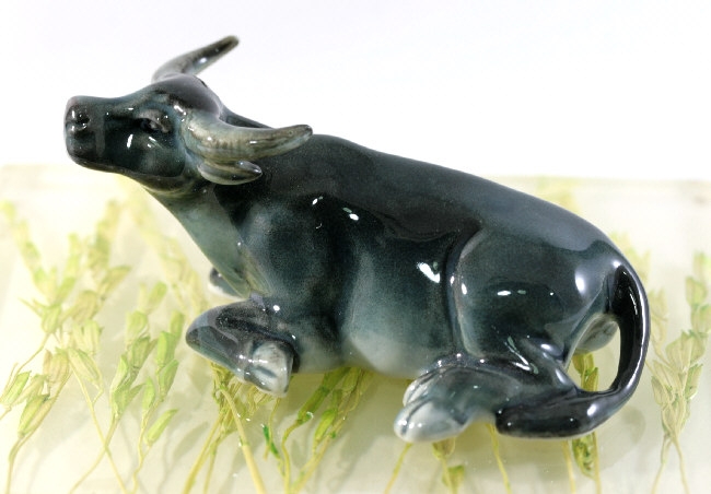 Wasserbüffel, Porzellanminiatur