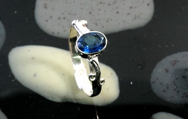 Safir und Silber, Ring