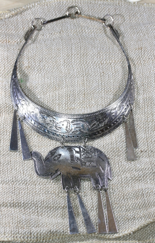 Metallgeschmeide aus Nordtthailand, Akkha