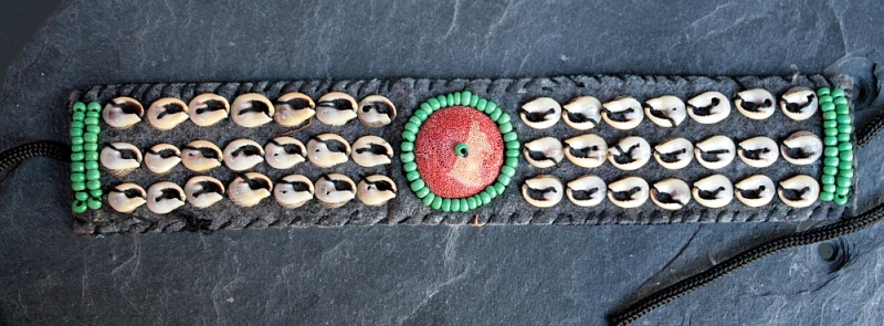 Armband, Muscheln und Perlen