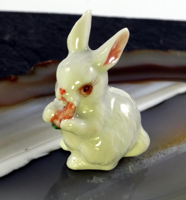 Hase mit Möhre, Porzellanminiatur,Miniatur