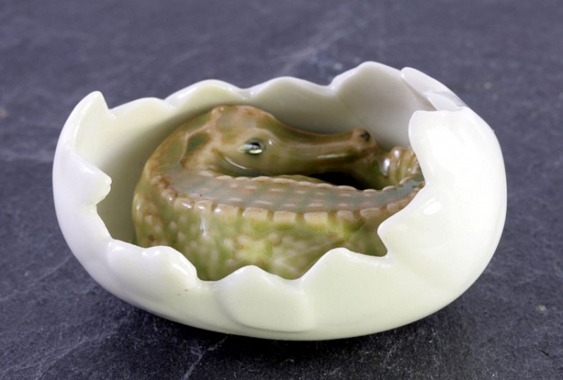 Krokodil im Ei, Porzellanminiatur