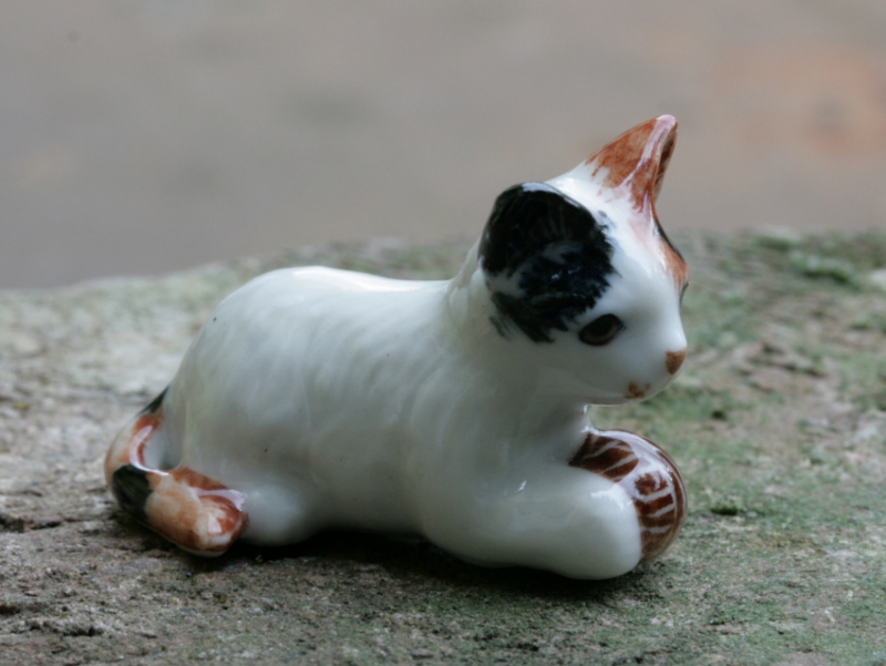 Katze mit Ball, Porzellanminiatur