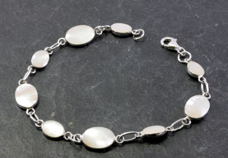 Perlmutt und Silber, Armband