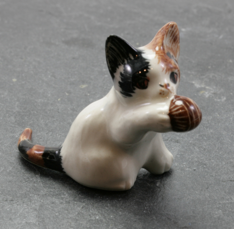 Katze mit Ball, Porzellanminiatur