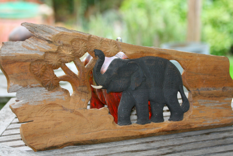 Elefant, Holzskulptur, Relief