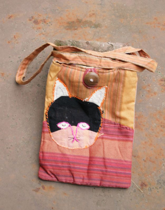 Schöne Umhängetasche aus den Bergen von Laos, mit Katzengesicht