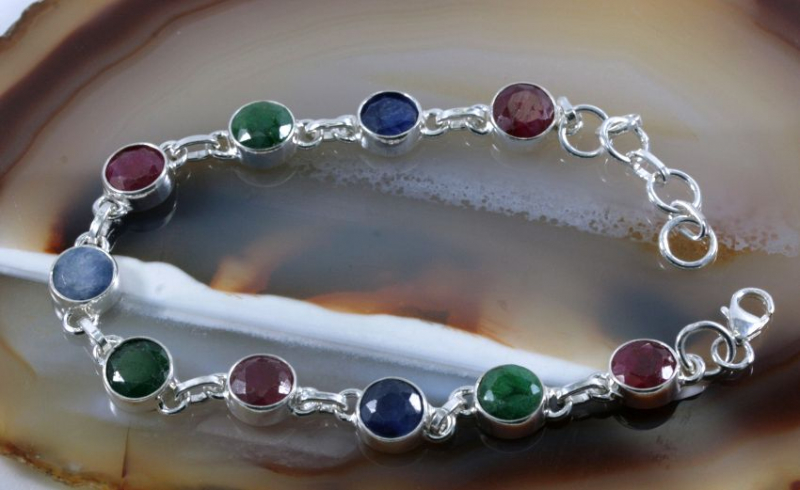 Rubine, Smaragde, Saphire und Silber, Armband