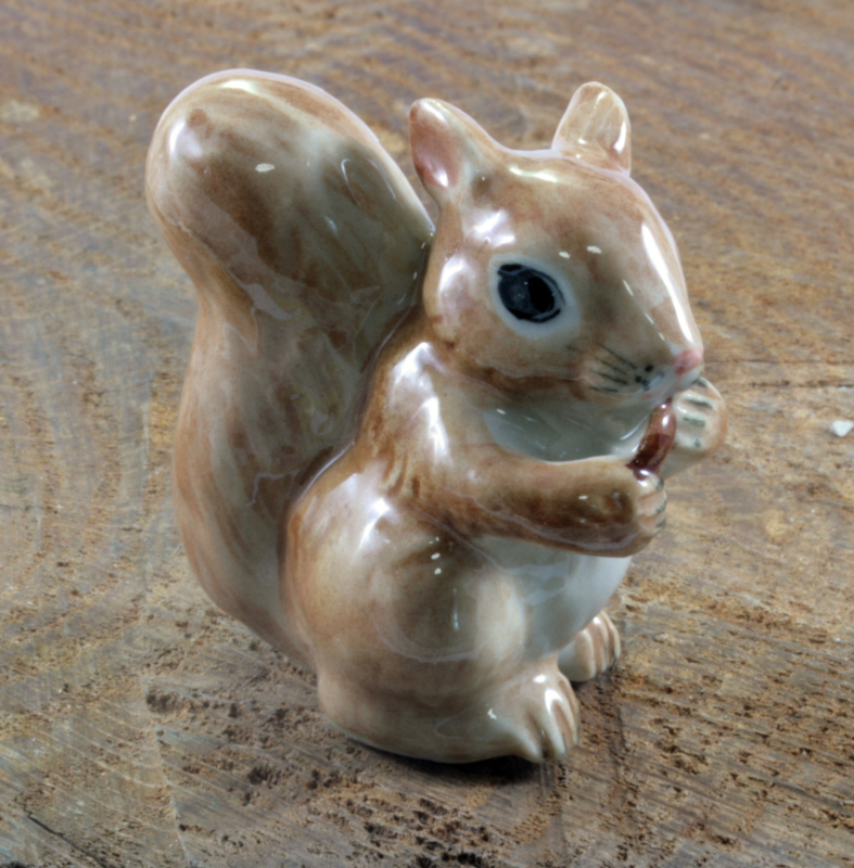 Eichhörnchen mit Nuss, Porzellanminiatur