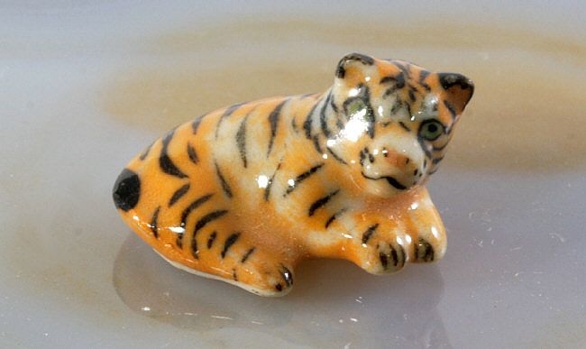 Tigerbaby, Porzellanminiatur