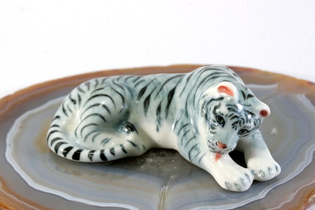 Weisser Tiger, Porzellanminiatur