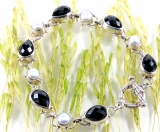 Silberarmband mit Perlen und Onyx