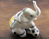 Elefant spielt Fussball, Porzellanminiatur