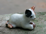 Katze mit Ball, Porzellanminiatur
