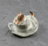 Katze auf dem Hut, Porzellanminiatur