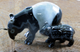 Tapir mit Baby, Porzellanminiaturen