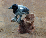 Rabe auf dem Baumstumpf, Porzellanminiatur